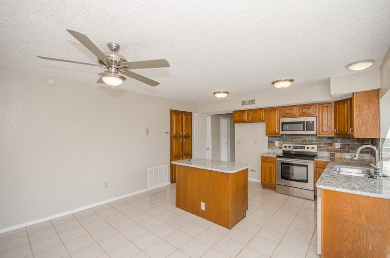 Photo 13 of 30 - 3123 Mayfair Dr, Carrollton, TX 75007