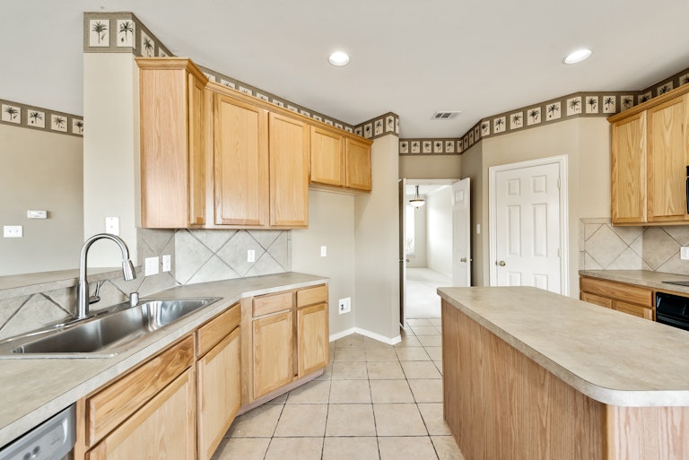 Photo 9 of 27 - 2104 Stuttgart Dr, Frisco, TX 75033