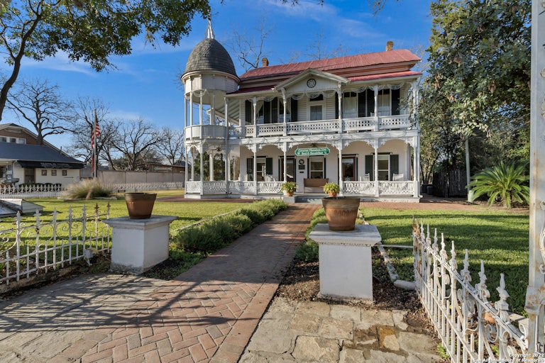 Photo 10 of 11 - 2139 Meadow Way St, New Braunfels, TX 78132