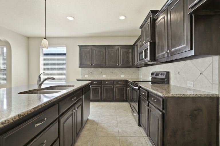 Photo 9 of 25 - 1108 Doe Meadow Dr, Burleson, TX 76028