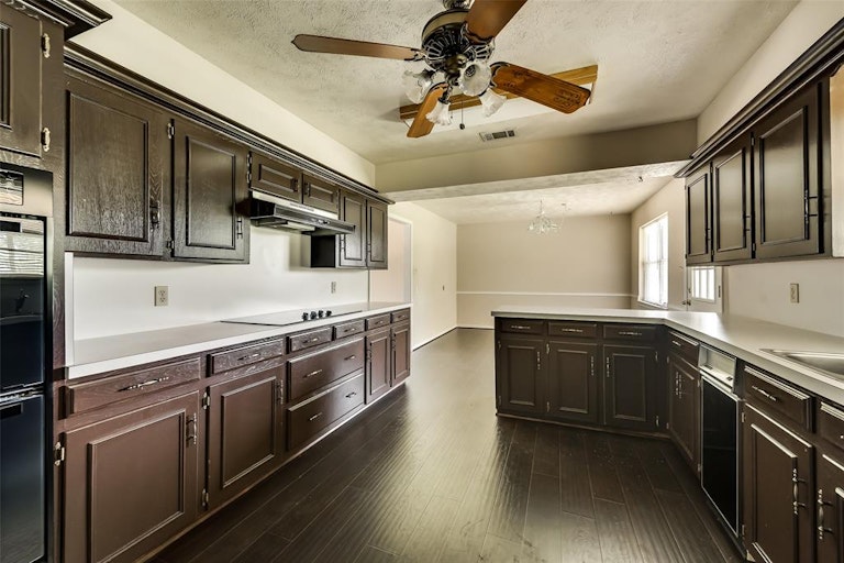Photo 11 of 26 - 13 Lee Dr, Rockwall, TX 75032