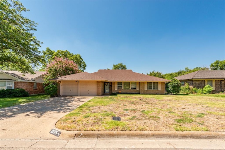 Photo 2 of 23 - 3805 Glenmont Dr, Fort Worth, TX 76133