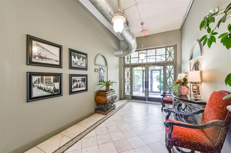 Photo 6 of 44 - 2700 Albany St #3B, Houston, TX 77006