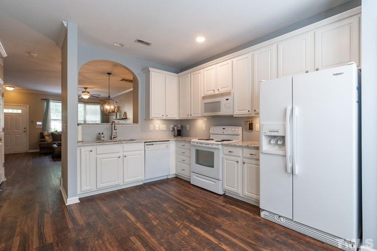 Photo 12 of 24 - 5702 Corbon Crest Ln, Raleigh, NC 27612