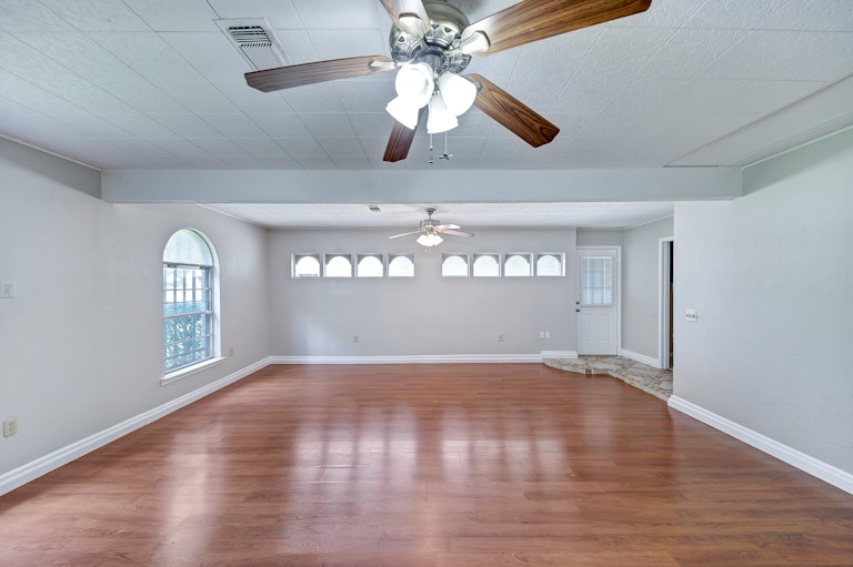 Photo 4 of 29 - 7344 Laurie Dr, Fort Worth, TX 76112