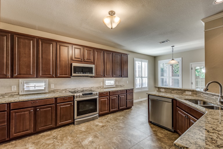 Photo 14 of 32 - 460 Fremont Dr, Rockwall, TX 75087