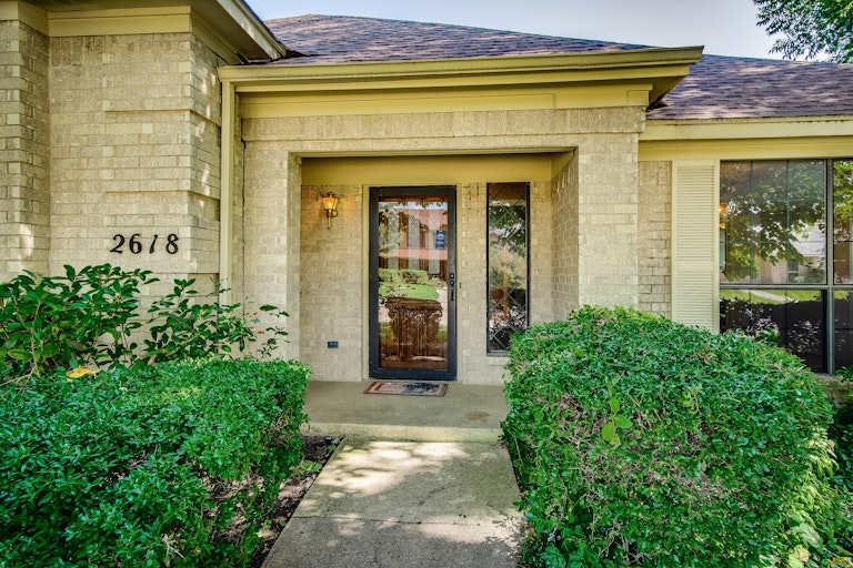 Photo 6 of 27 - 2618 Meadowridge Dr, Garland, TX 75044