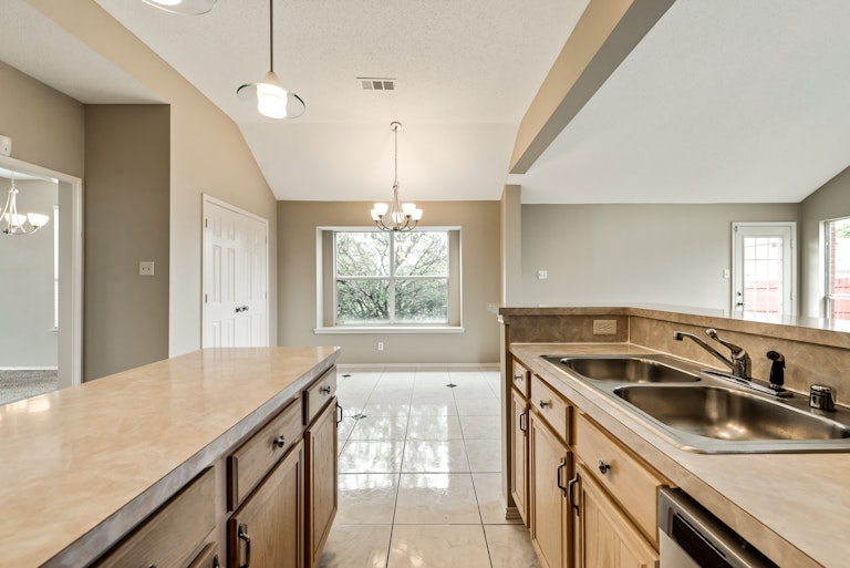 Photo 8 of 26 - 812 Pebble Ridge Dr, Lewisville, TX 75067