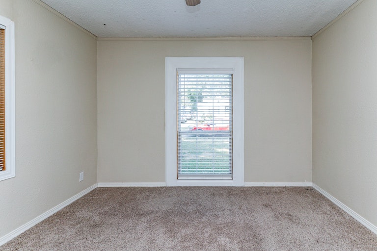 Photo 12 of 19 - 1210 S Gilpin Ave, Dallas, TX 75211