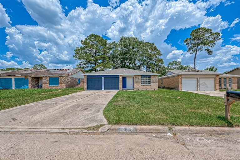Photo 3 of 32 - 8638 Valley Flag Dr, Houston, TX 77078