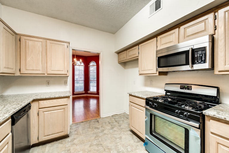 Photo 7 of 28 - 2216 Meadowstone Dr, Carrollton, TX 75006