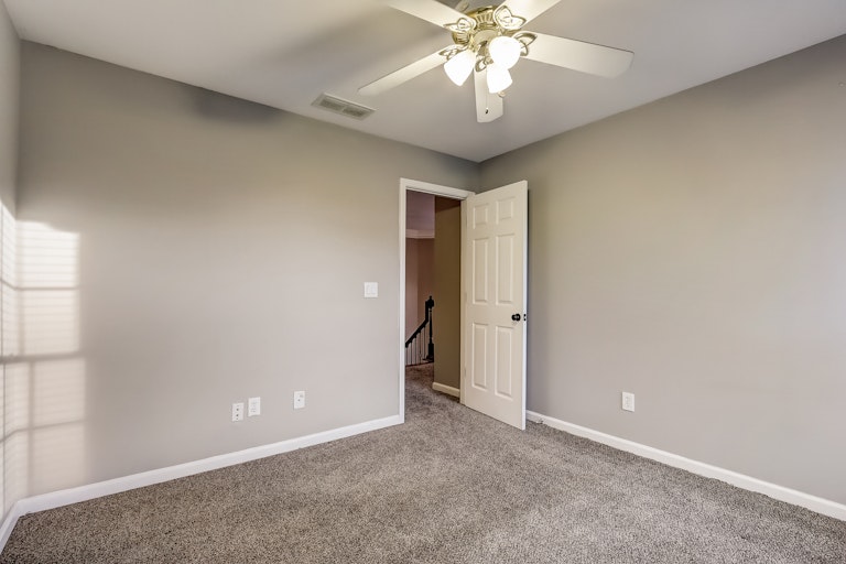 Photo 17 of 29 - 1012 Maple Creek Dr, Loganville, GA 30052
