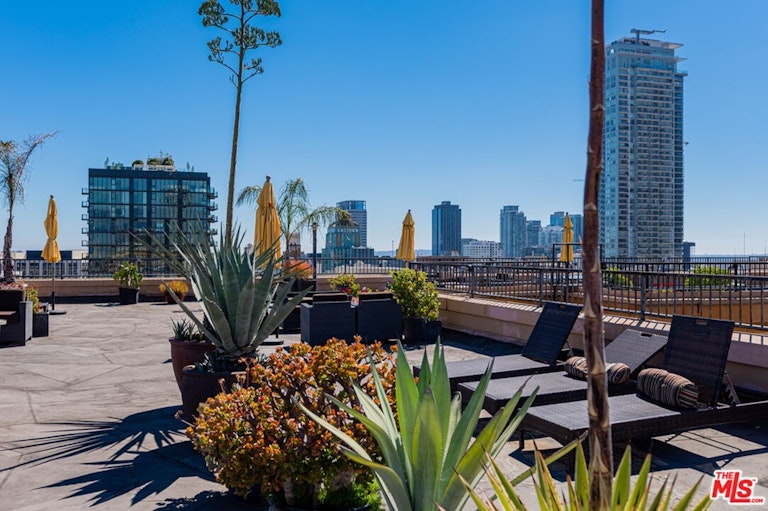 Photo 16 of 30 - 215 W 7th St #801, Los Angeles, CA 90014