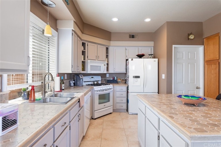 Photo 15 of 38 - 1335 Longwood Pines Ln, Corona, CA 92881