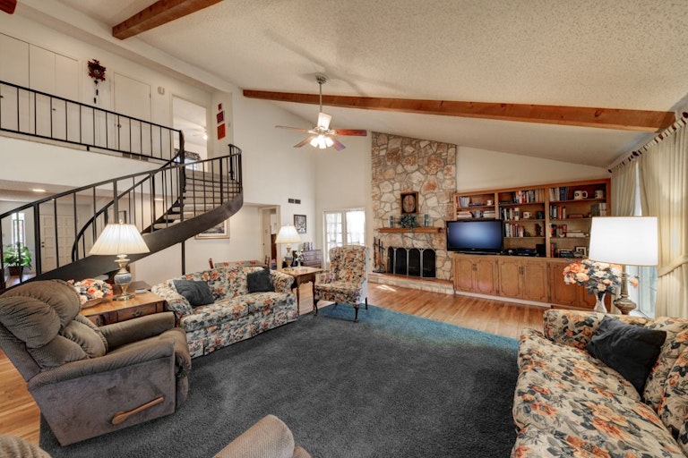 Photo 4 of 24 - 6 Mission Dr, New Braunfels, TX 78130
