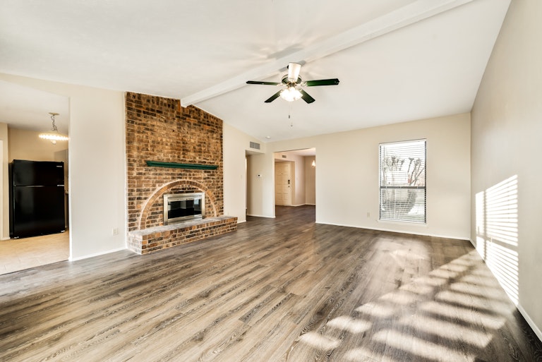 Photo 5 of 28 - 708 Green Canyon Dr, Mesquite, TX 75150