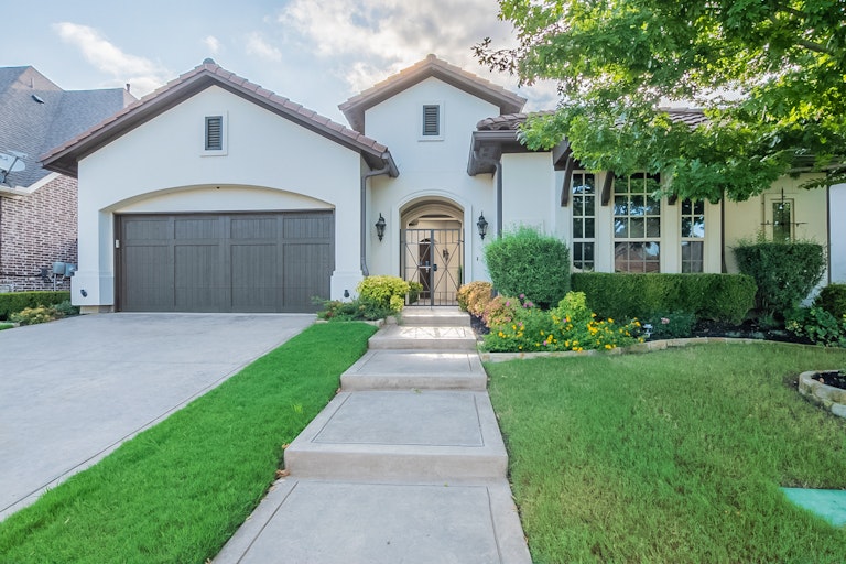 Photo 1 of 28 - 723 Brookstone Dr, Irving, TX 75039