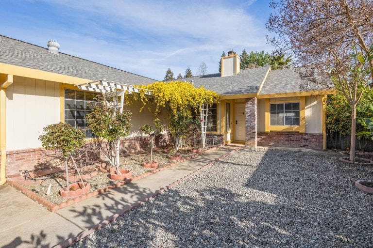 Photo 5 of 38 - 5030 Strasbourg Way, Sacramento, CA 95842