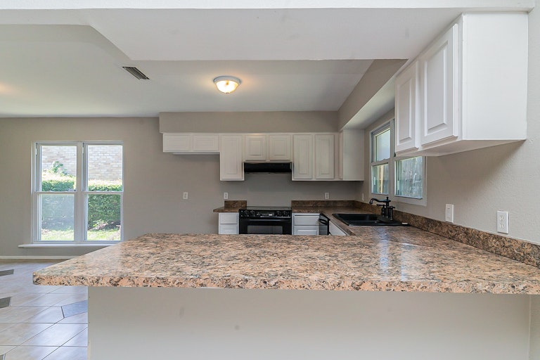 Photo 9 of 23 - 638 Michael Dr, Grand Prairie, TX 75052