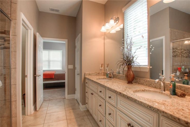 Photo 14 of 25 - 541 Westchester Hills Ln, Valrico, FL 33594