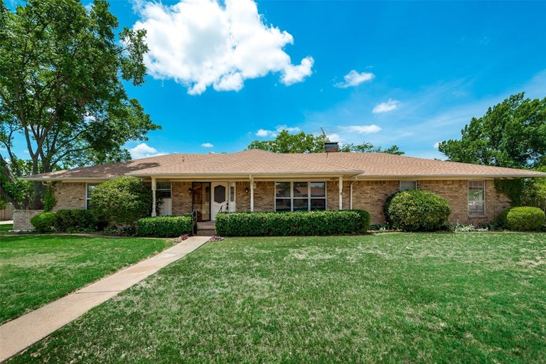 Photo 1 of 26 - 13 Lee Dr, Rockwall, TX 75032