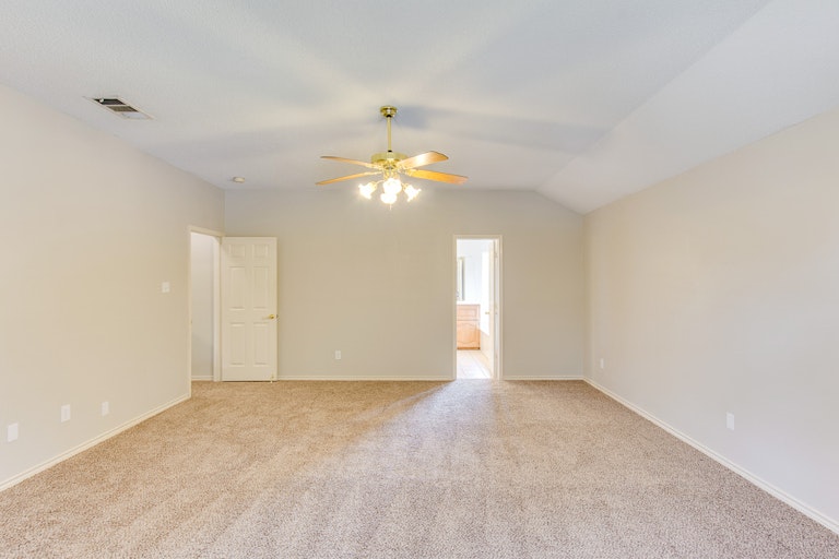 Photo 18 of 31 - 900 Heritage Pkwy S, Allen, TX 75002