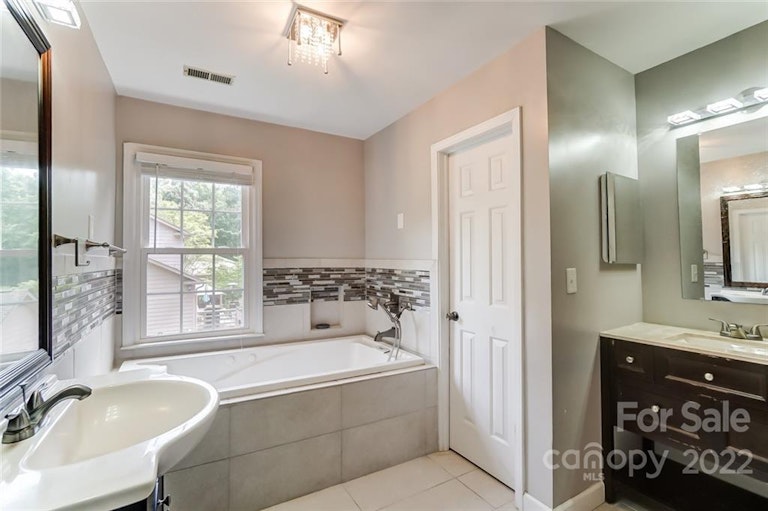 Photo 25 of 46 - 6538 Dougherty Dr, Charlotte, NC 28213
