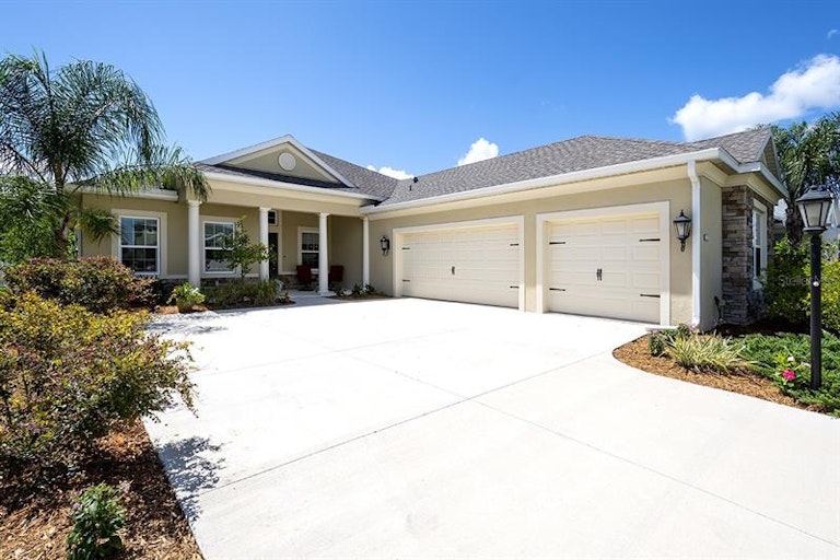 Photo 26 of 39 - 1124 Thornbury Dr, Parrish, FL 34219