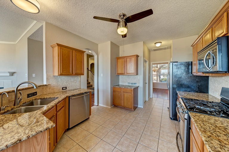 Photo 5 of 34 - 8024 Gila Bend Ln, Fort Worth, TX 76137