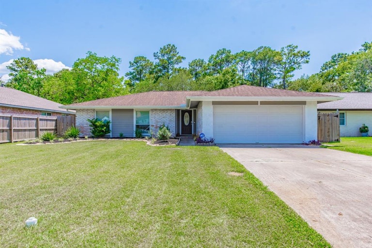 Photo 1 of 24 - 16930 Creek Line Dr, Friendswood, TX 77546