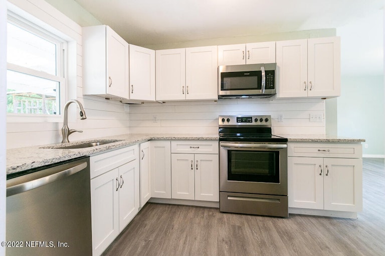 Photo 9 of 17 - 13350 Beall Ave, Jacksonville, FL 32218