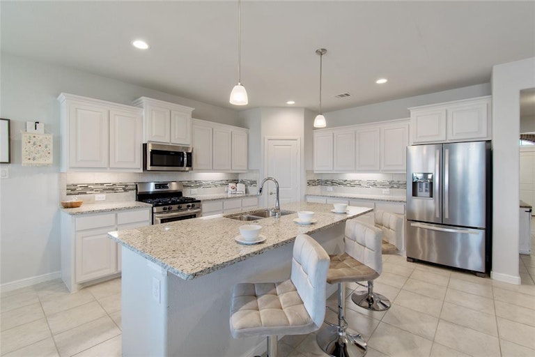Photo 14 of 40 - 5828 Stream Dr, Fort Worth, TX 76137