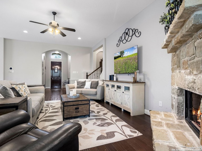 Photo 6 of 38 - 9747 Helotes Hl, Helotes, TX 78023