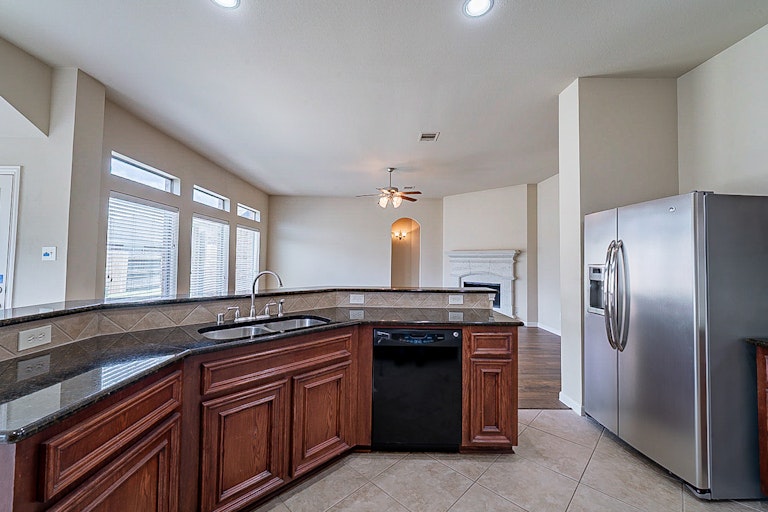 Photo 10 of 37 - 14727 Fountain Stone Ln, Humble, TX 77396