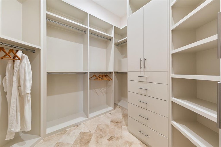 Photo 23 of 39 - 520 Blalock Rd, Houston, TX 77024
