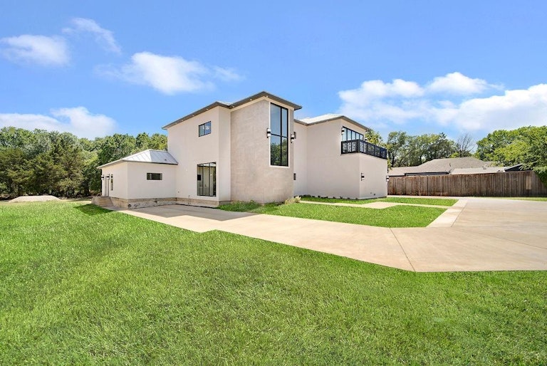 Photo 3 of 31 - 4806 Lynnacre Dr, Dallas, TX 75211