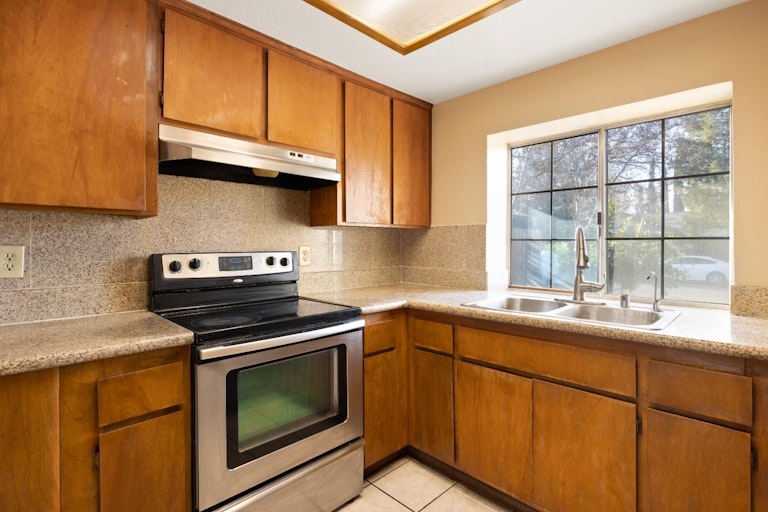 Photo 18 of 38 - 5030 Strasbourg Way, Sacramento, CA 95842