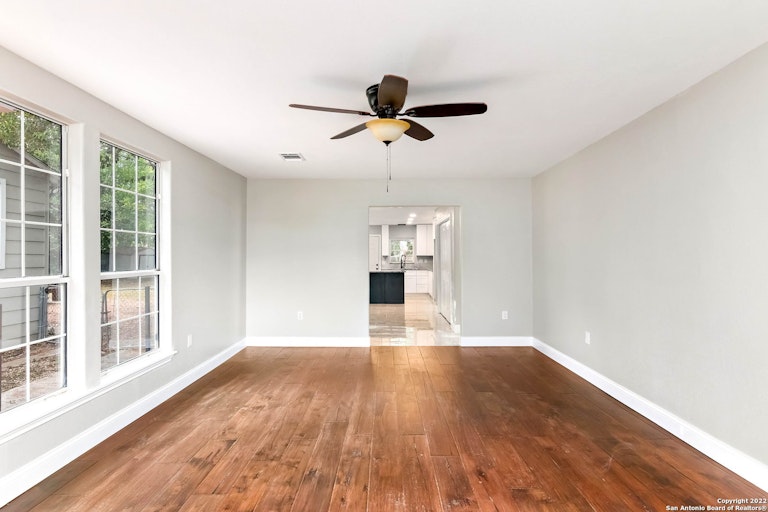 Photo 9 of 24 - 1431 W Summit Ave, San Antonio, TX 78201
