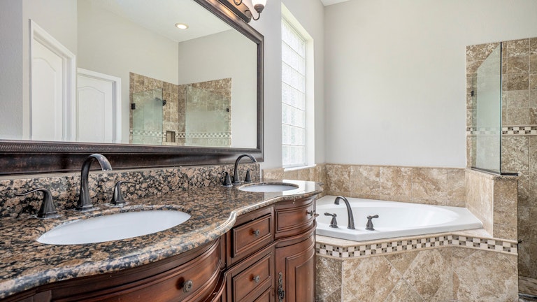 Photo 8 of 16 - 5904 Falconpark Ct, Lithia, FL 33547