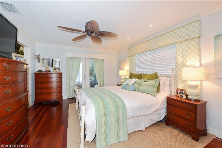 Photo 9 of 16 - 6332 Tanglewood Dr NE, Saint Petersburg, FL 33702