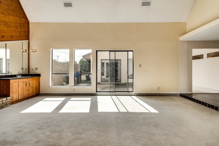 Photo 3 of 28 - 718 Cliffwood Cir, Duncanville, TX 75116