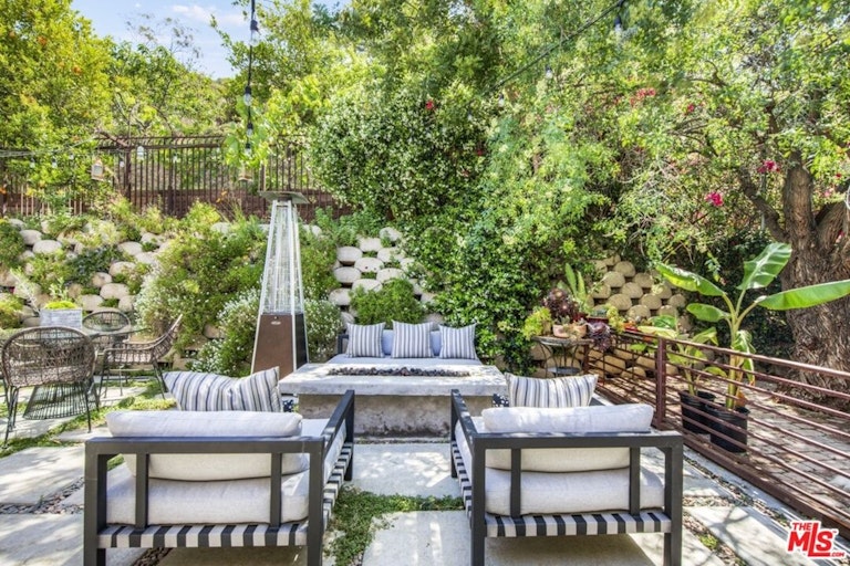 Photo 38 of 51 - 5611 Park Oak Pl, Los Angeles, CA 90068