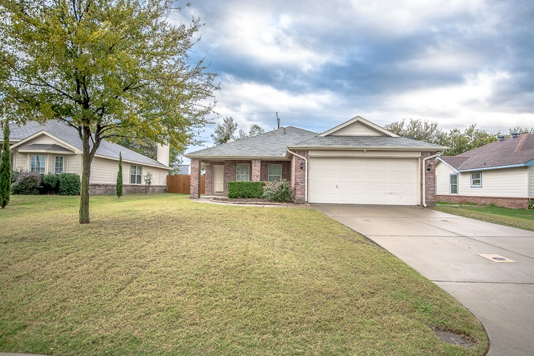 Photo 1 of 25 - 403 Oxford Loop, Princeton, TX 75407