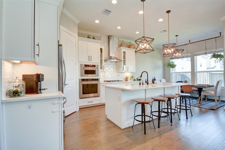 Photo 3 of 33 - 10009 Granary Dr, Houston, TX 77080