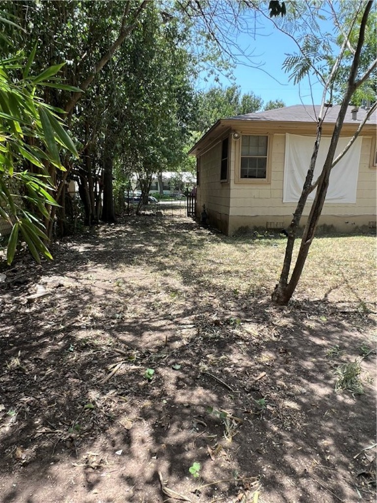 Photo 16 of 37 - 1800 Alguno Rd, Austin, TX 78757