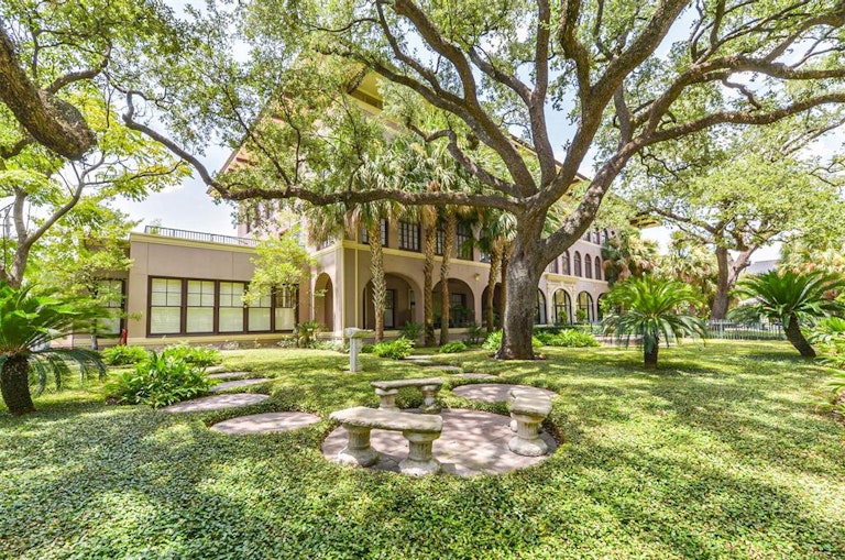 Photo 33 of 44 - 2700 Albany St #3B, Houston, TX 77006