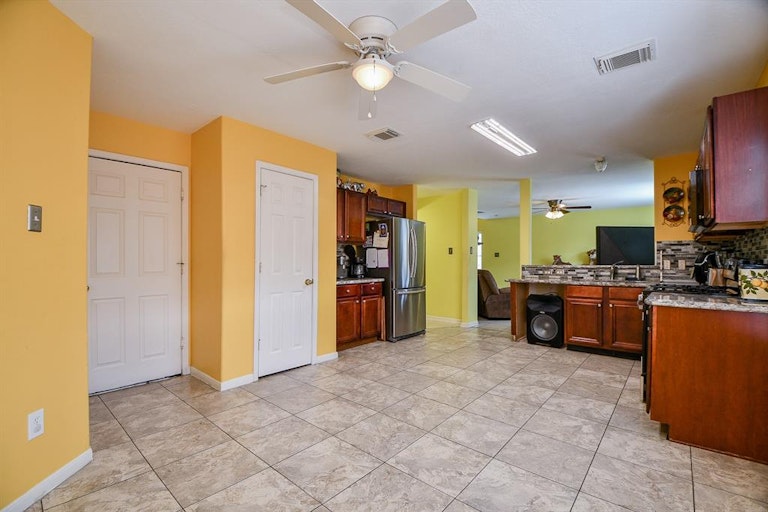 Photo 12 of 33 - 17339 Indigo Mist Ct, Houston, TX 77084