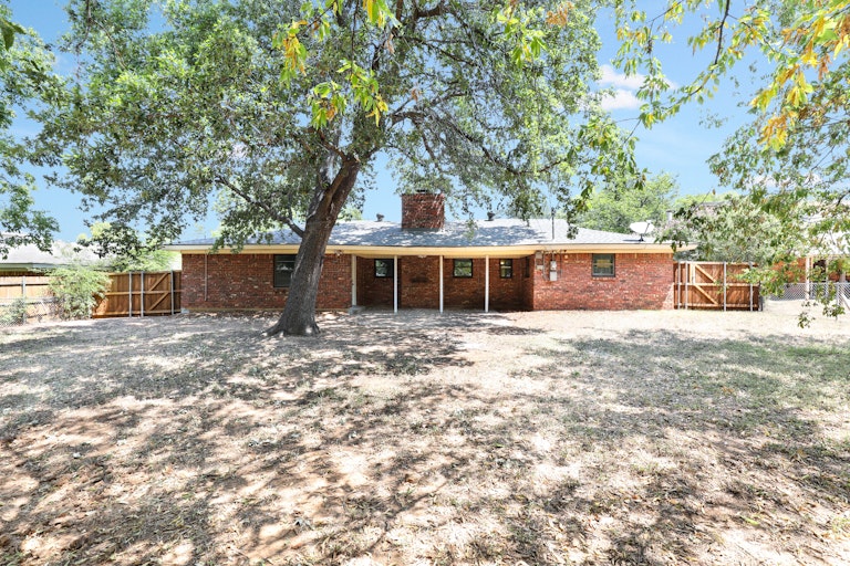 Photo 5 of 25 - 7008 Shauna Dr, North Richland Hills, TX 76180