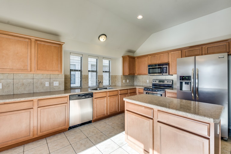 Photo 8 of 29 - 1204 Ponderosa Dr, Aubrey, TX 76227