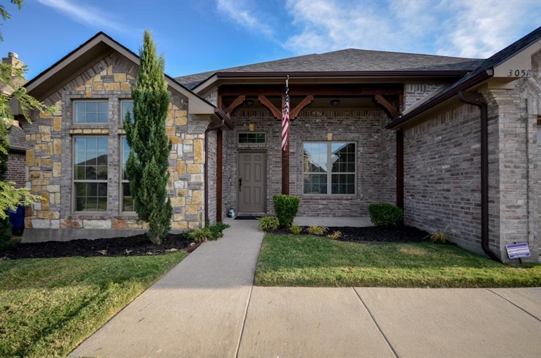 Photo 4 of 33 - 3058 Lakefield Dr, Little Elm, TX 75068